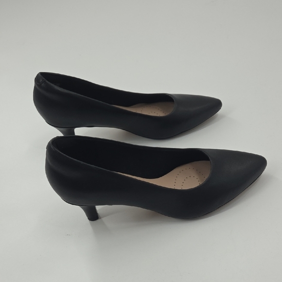 Classic Black Women's Pumps - Picture 13 of 16